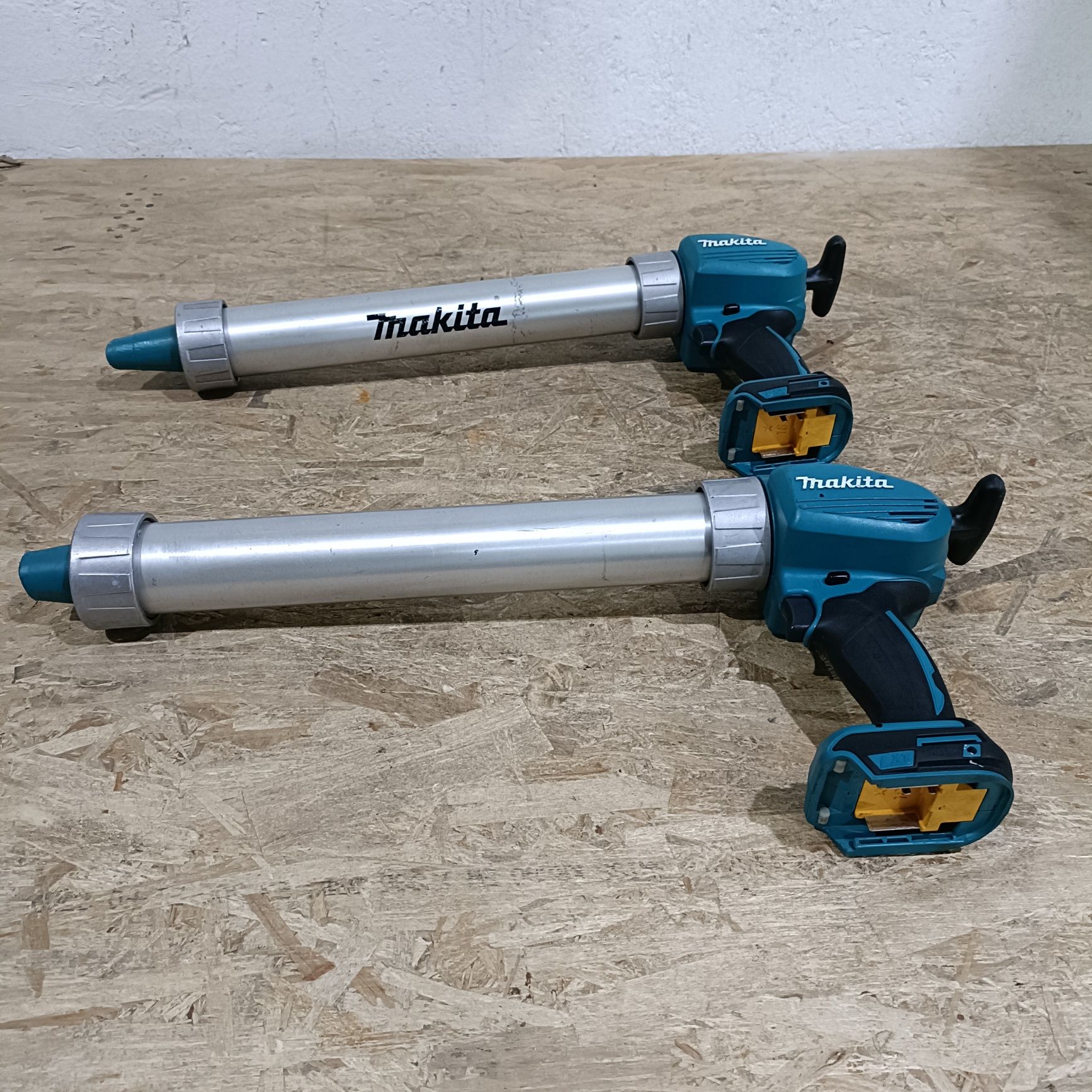 Masina Pistol tub de silicon Makita DCG180