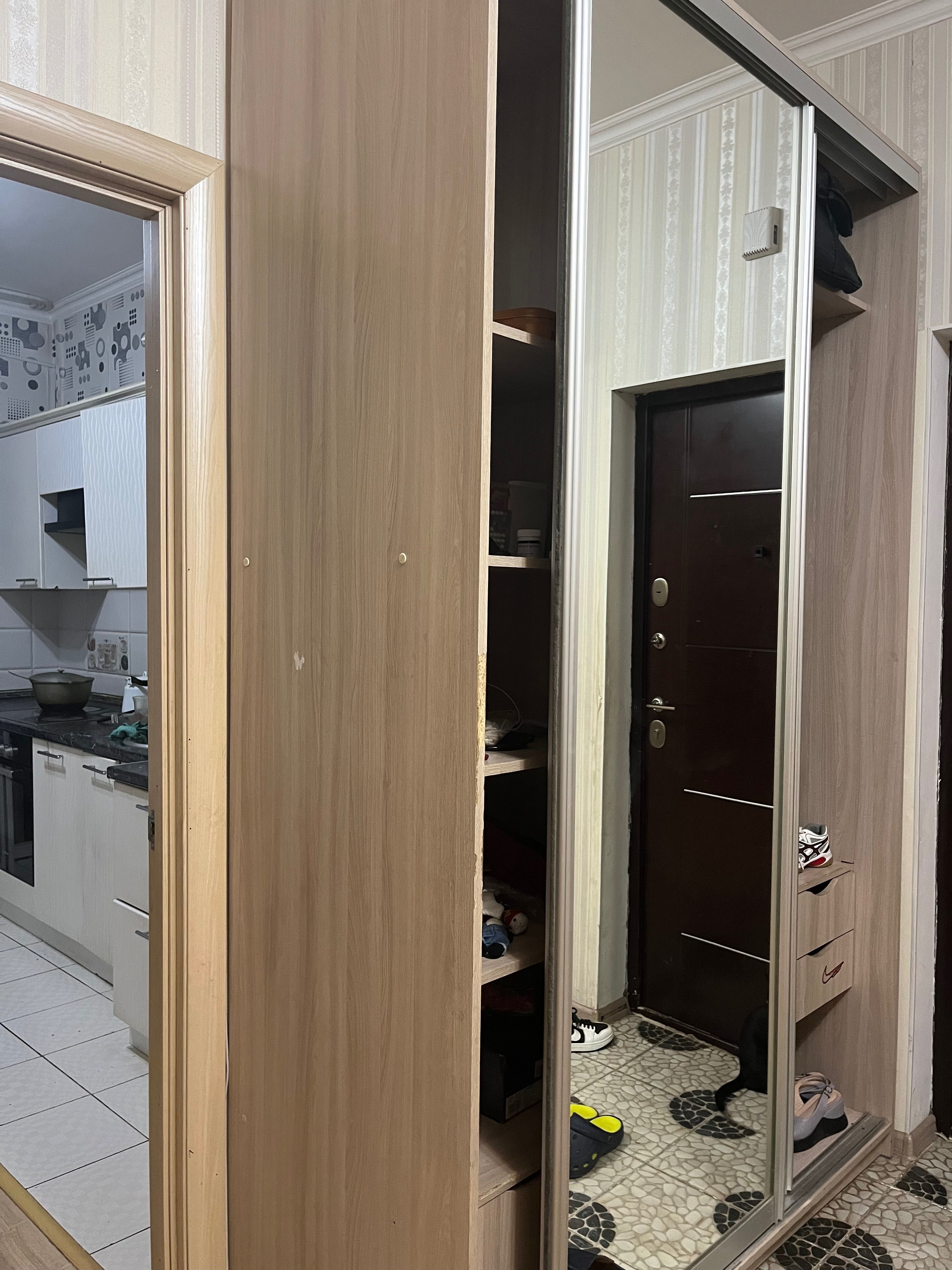 Продам Прихожую с зеркалой