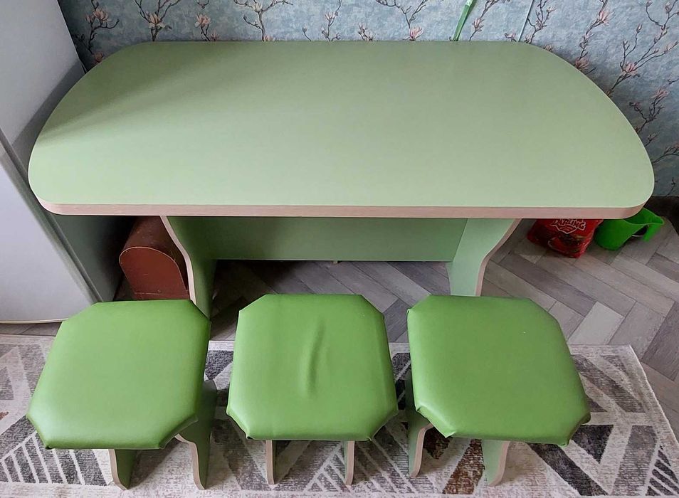 Продам обеденный стол и 4 табуретки