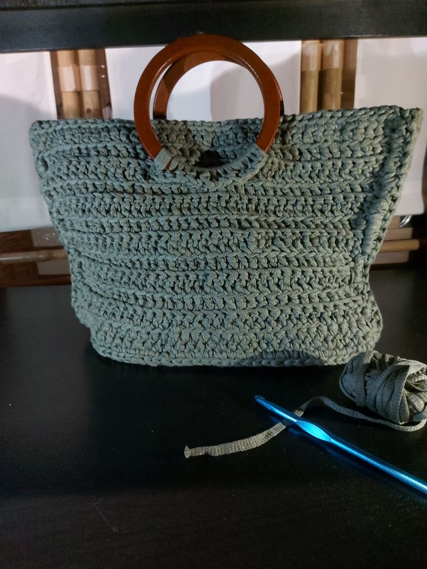 Плетена чанта с дървени дръжки