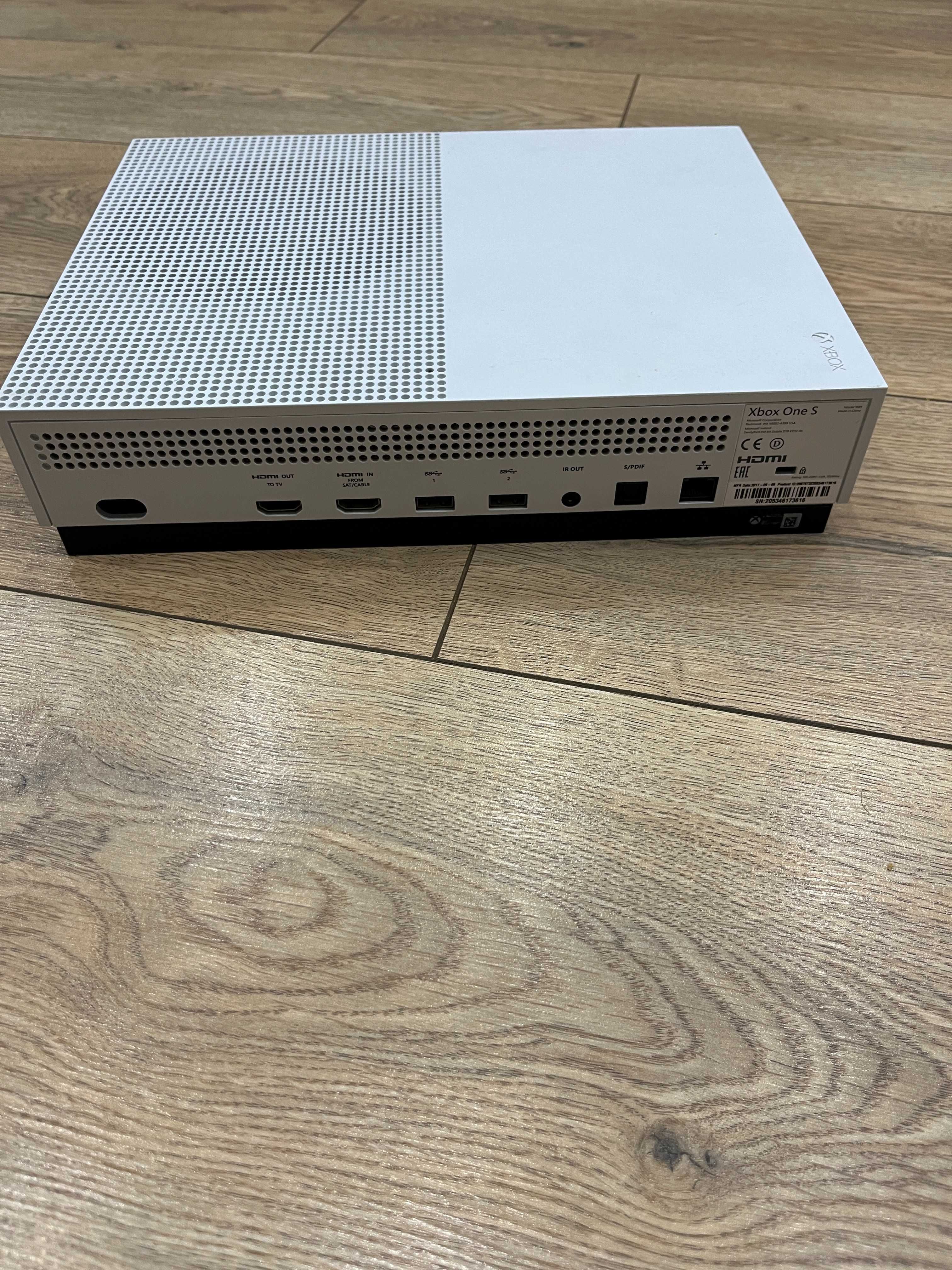 Xbox One S в отличном состоянии + Гейм Пасс Ультимейт на 1 месяц!