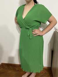 Зелена плисирана рокля