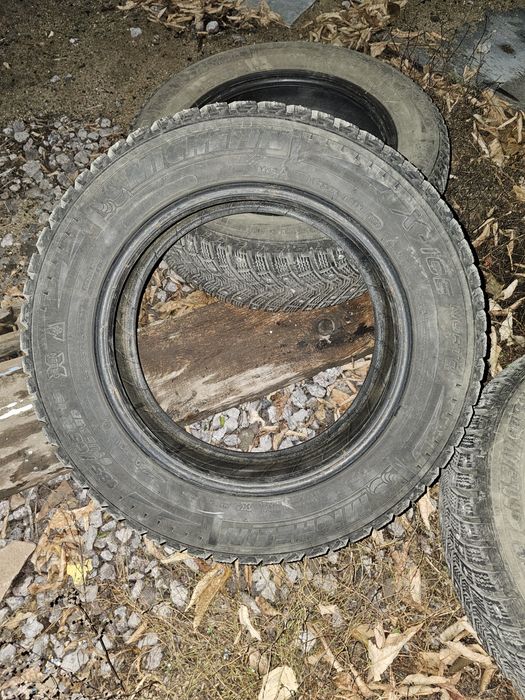 Продам  зимние шипованные шины 186/65/R15