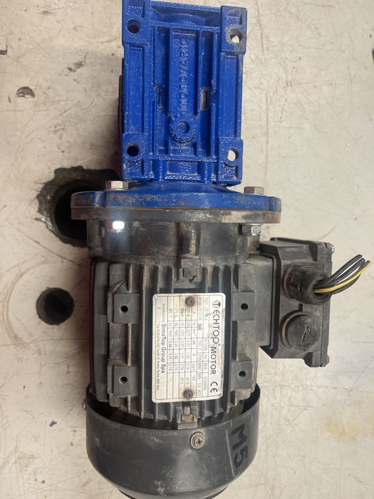 Motor electric de 0,37 kw cu reductor