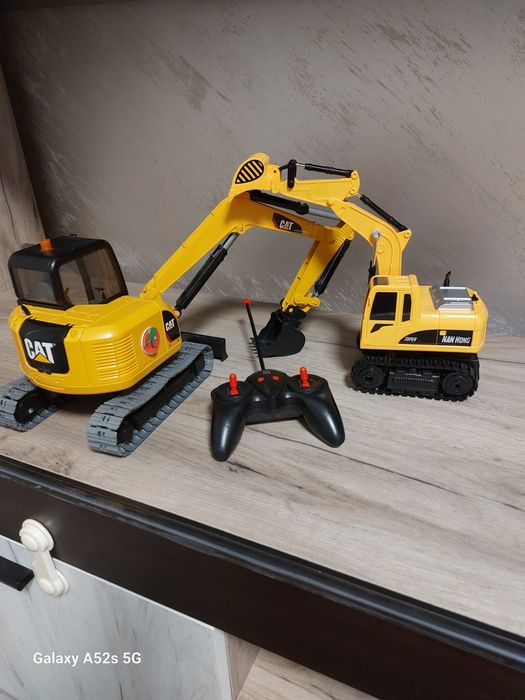 Два багера,голям и по малък единия е с дистанционно,заедно закупени