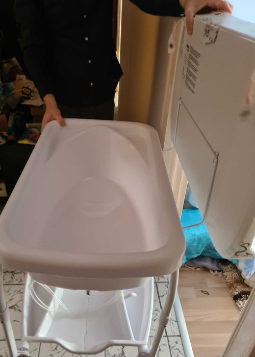 Vând masa de infasat cu cadita