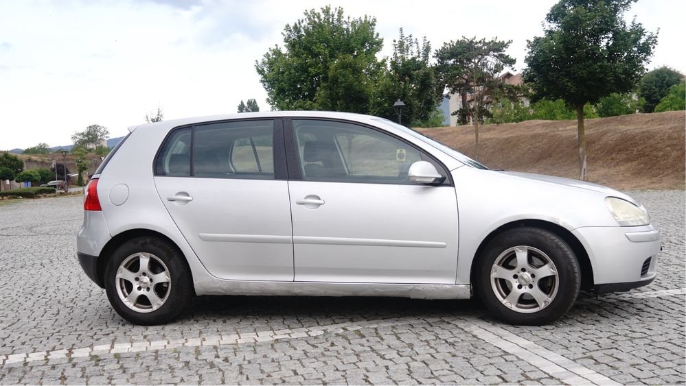 Vând Volkswagen Golf V 1.6