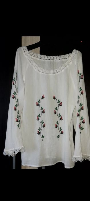 Ie tradițională cusuta manual