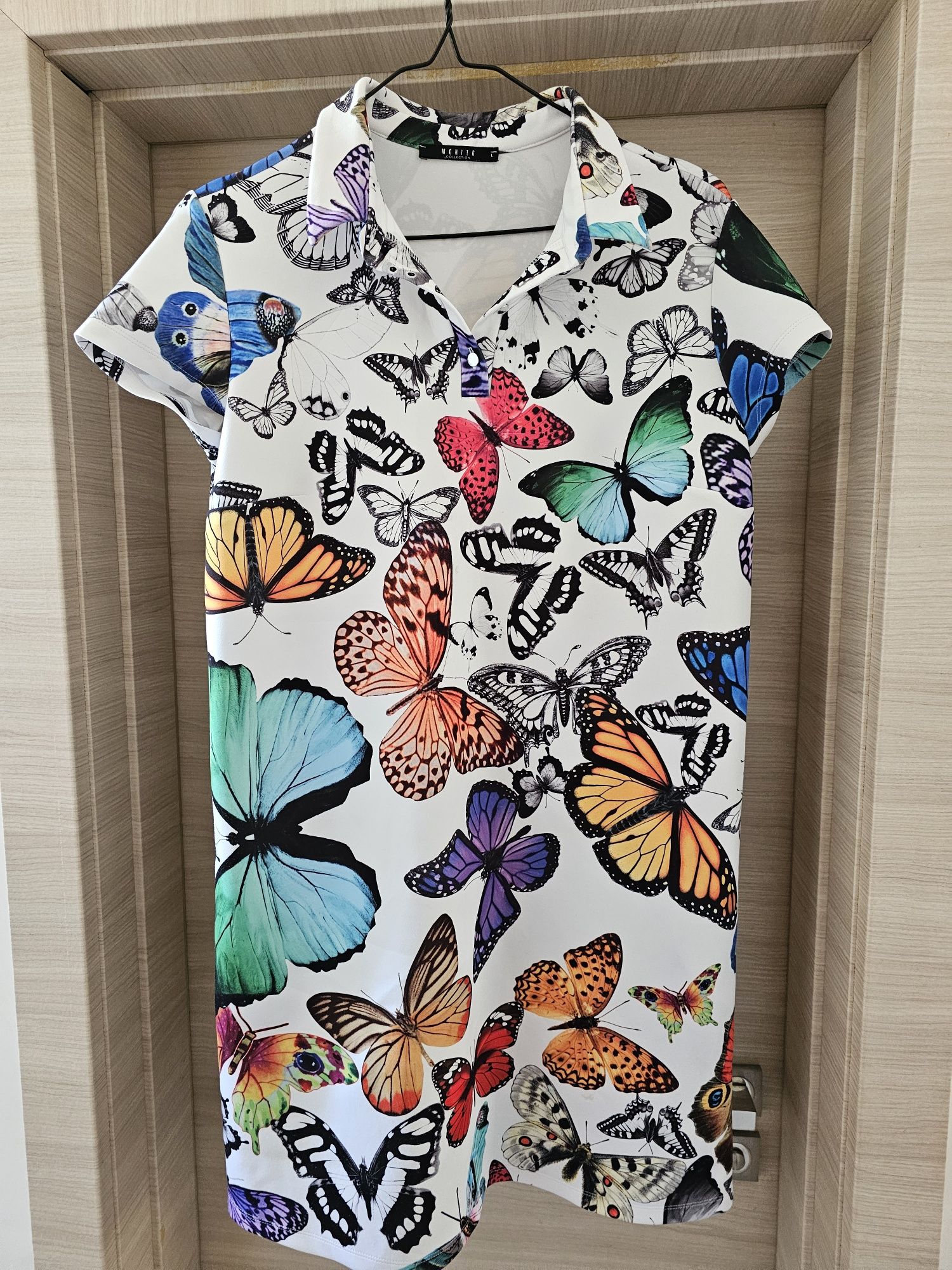 Красива рокля с пеперуди
