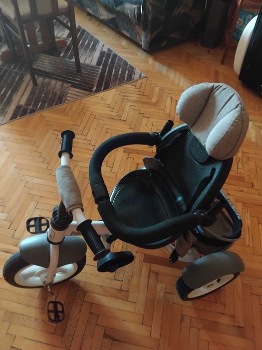 Детска триколка,изключително запазена,със подвижен сенник