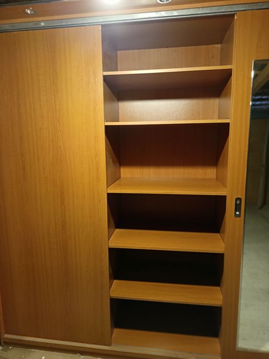 Vând dulapuri de haine, stare foarte bună. Preturi la vedere