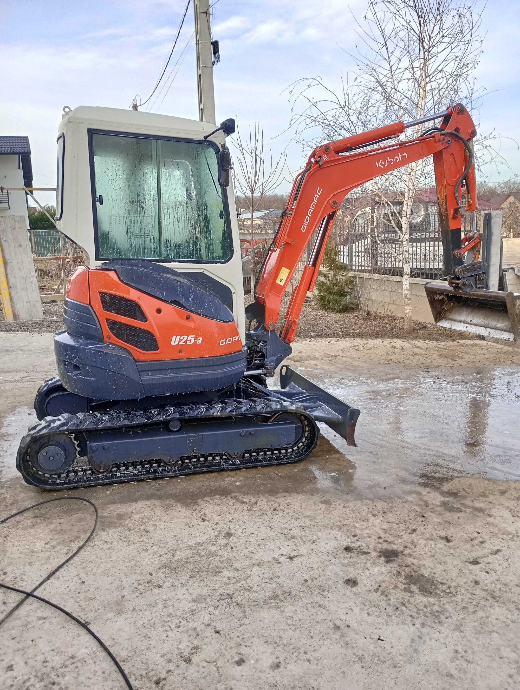 Miniexcavator pentru diverse lucrări cu servant