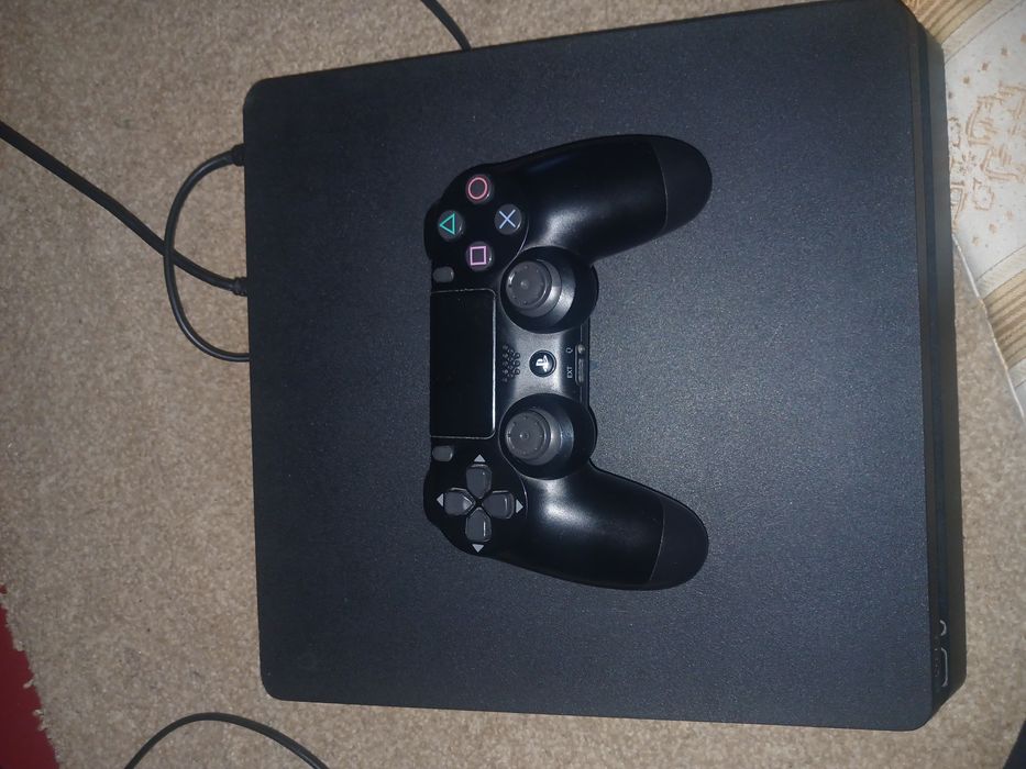 Продою Ps 4 в хорошом состаяние