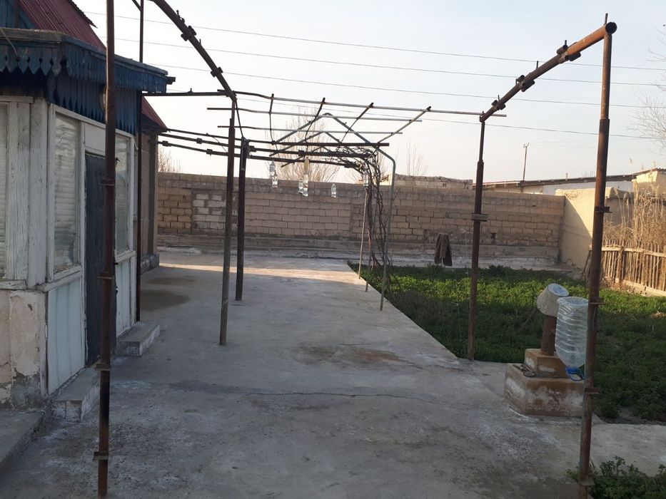 Sazanchik orqasidagi dacha sotiladi 2 etajlik.