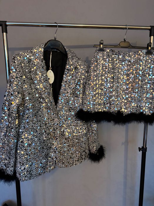 Уникален костюм блестящ пайети пера