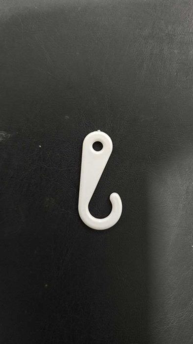 Крючки для швейных изделий и трикотажа производятся из пластмассы.