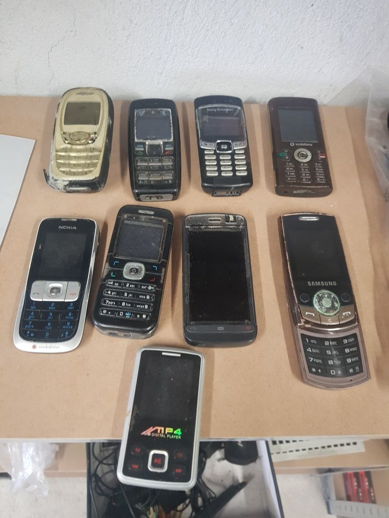 Стари телефони и зарядни.