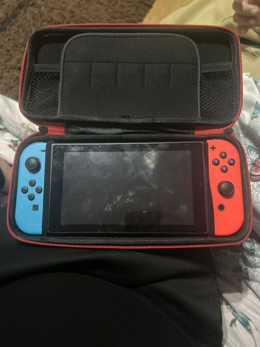 Nintendo Switch + 5 jocuri + husă + card microSD 128GB