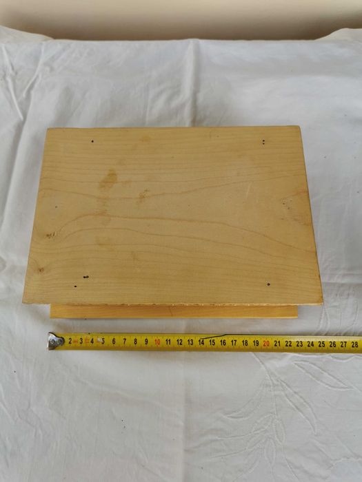 Caseta bijuterii din lemn sculptata manual, anii 80