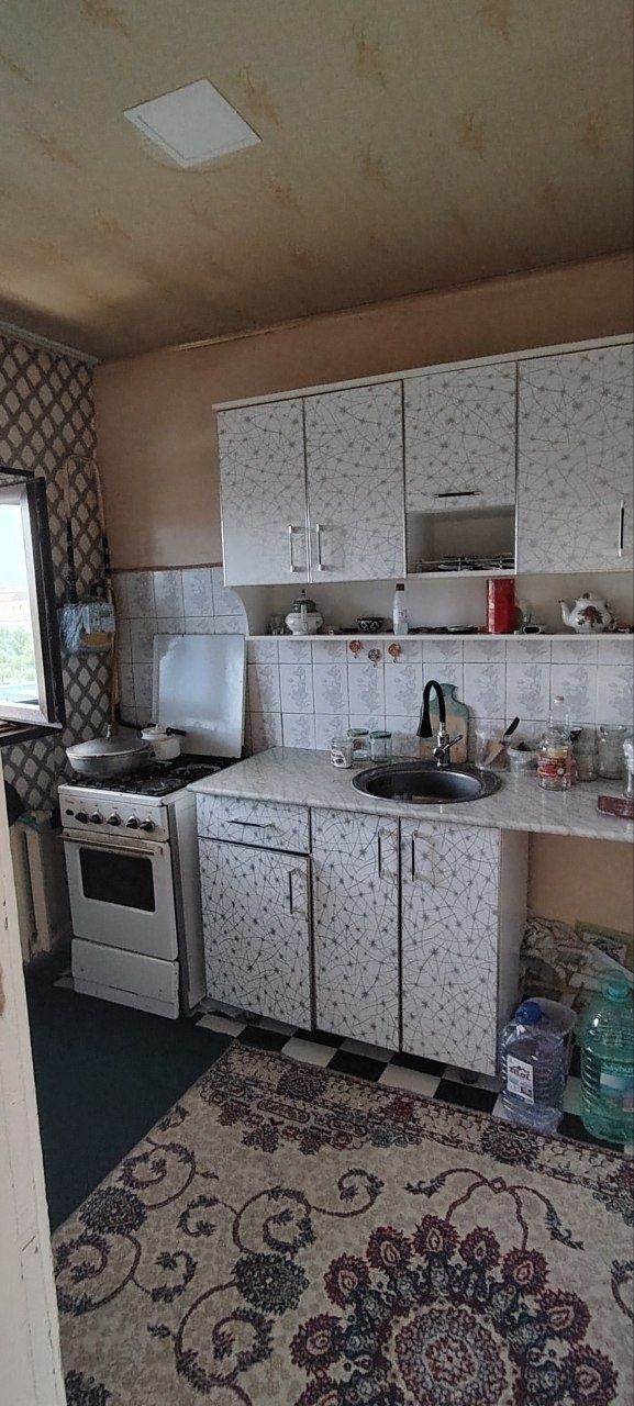 2 комнатная квартира. Адрес город Зарафшан 3 микрорайон 23 дом 136 кв.
