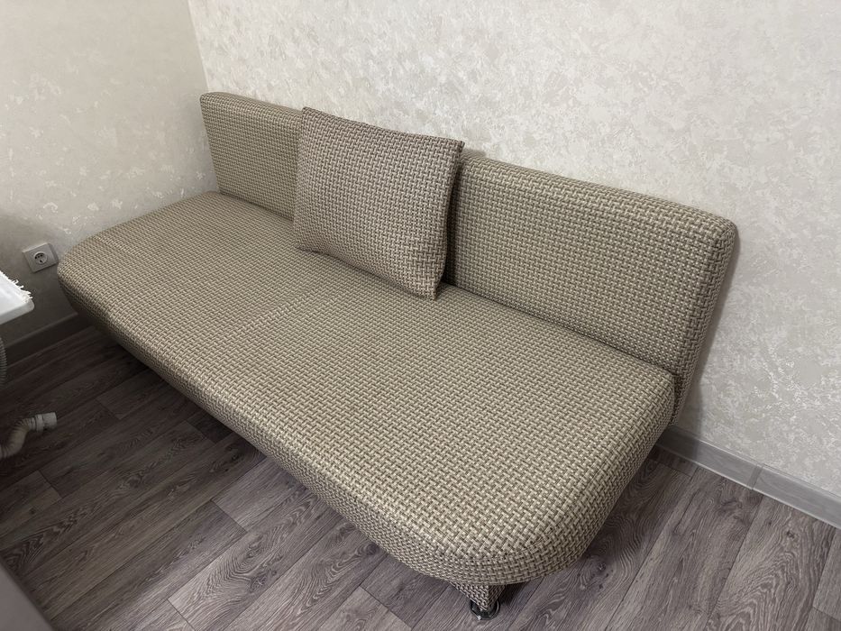 Продается диван в хорошем состоянии