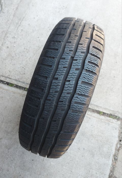 O bucată 205/65 R16C M+S iarnă - una  Vredestein Sailun