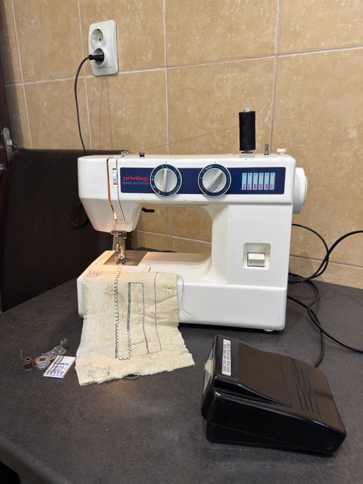 Masina de cusut festonat Privileg Germania