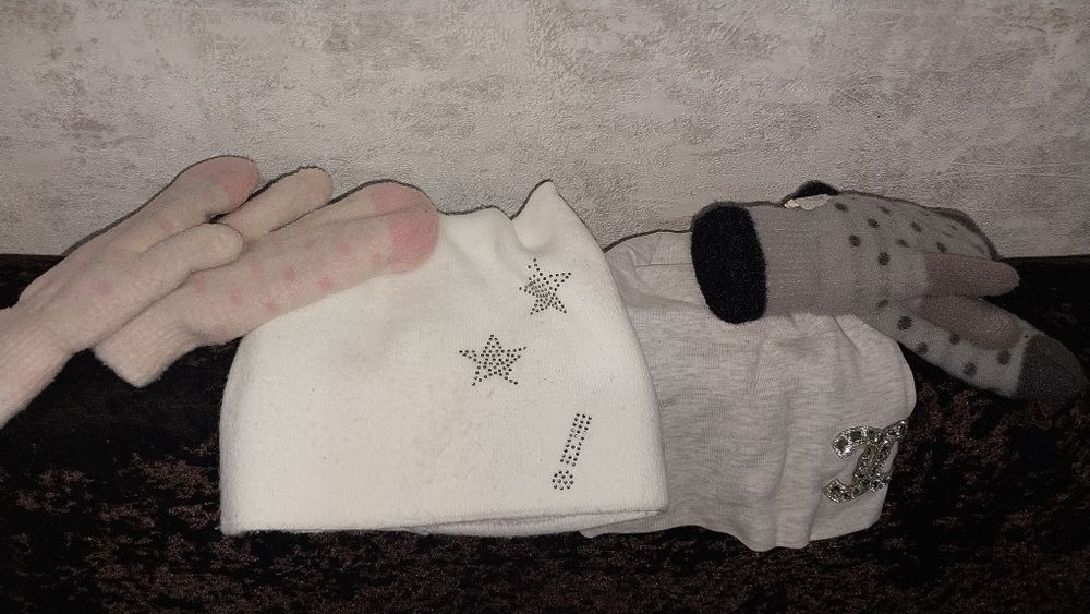 Отдам детские шапочки и варежки.