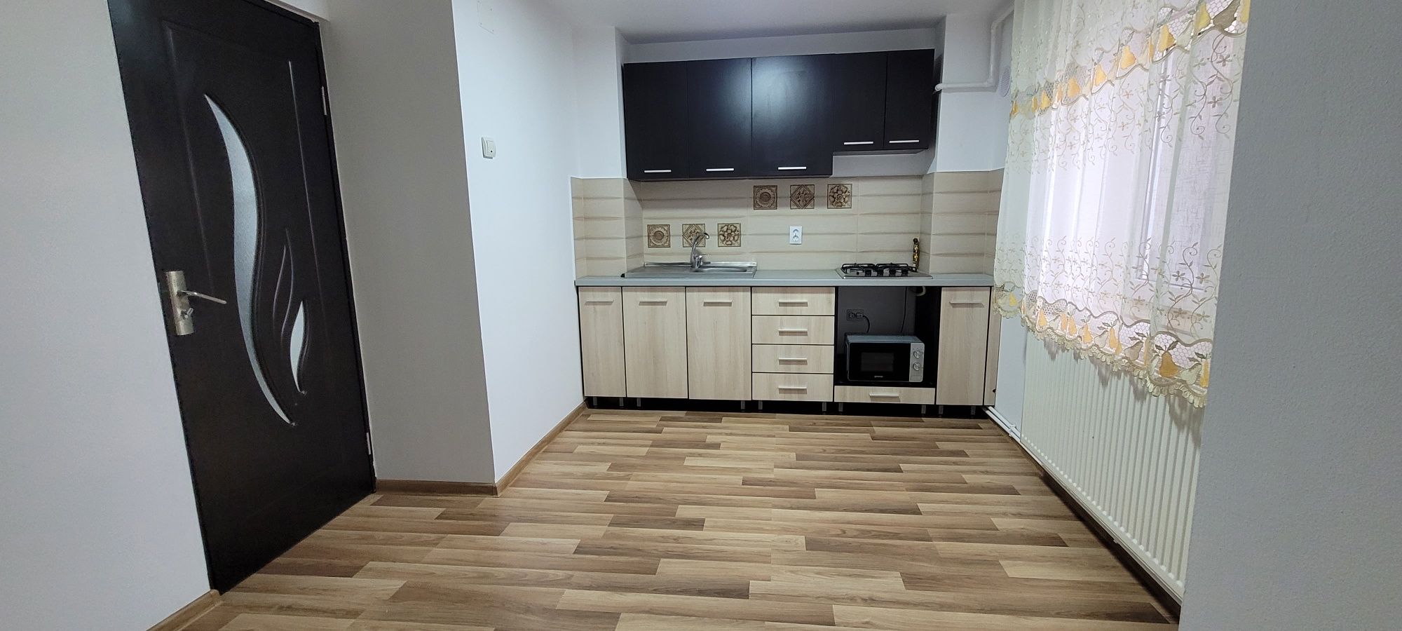 4 camere, două băi,3 balcoane,decomandat,100mp,LIBER, parc M. viteazul