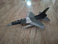 Fac macheta F-16 la comanda