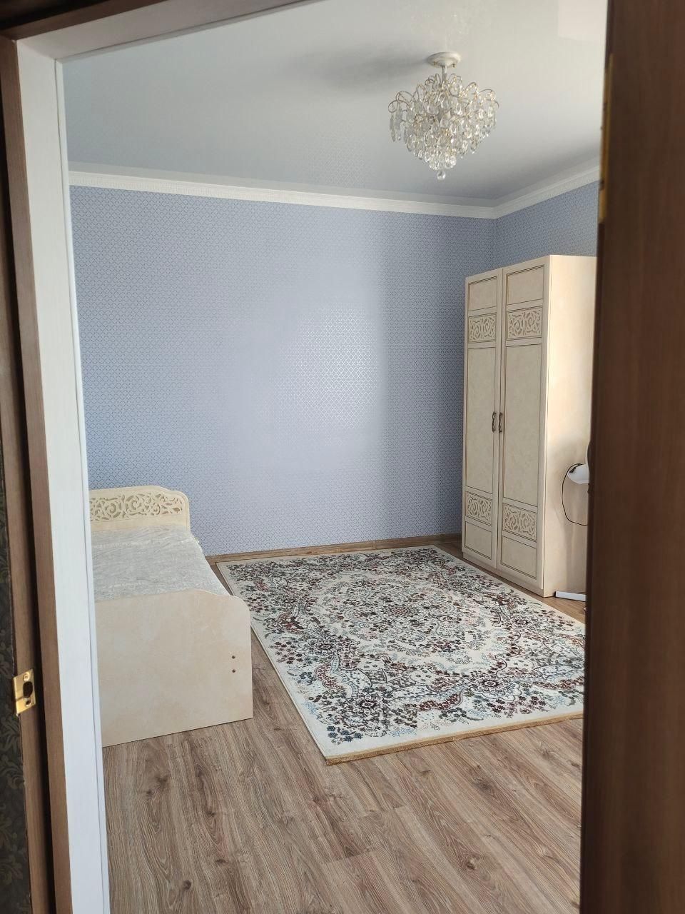 Продаются кровати 2 штуки с матрасми  и  шифоньер 1 шт