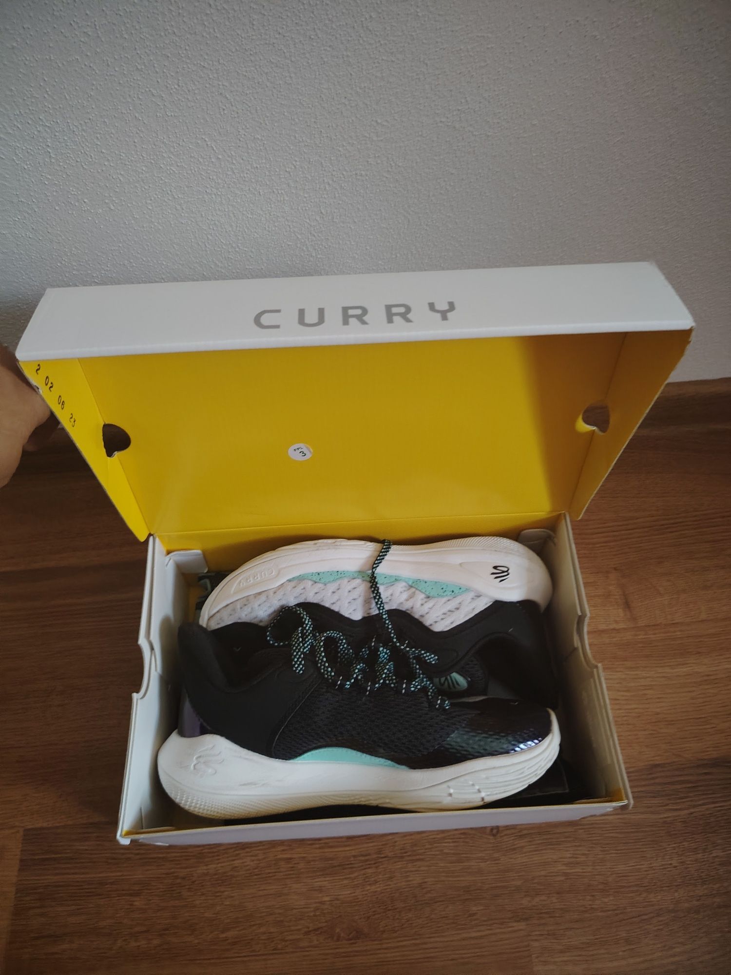 Vând adidași Under Armour, mărimea 37,5.