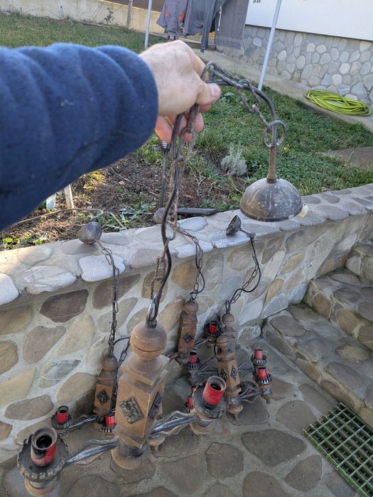 lustre foarte vechi rustice