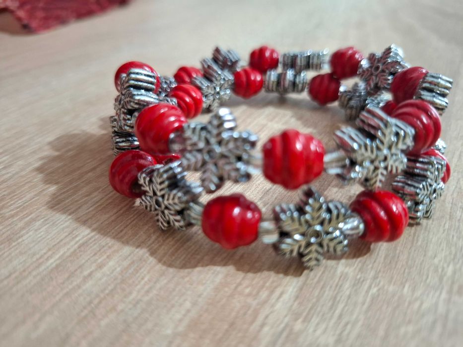 комплекти  гривни и колие  " Снежинки "