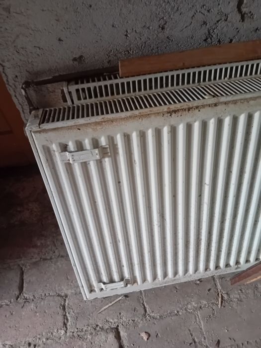 Usa de dormitor și baie ,2 calorifere