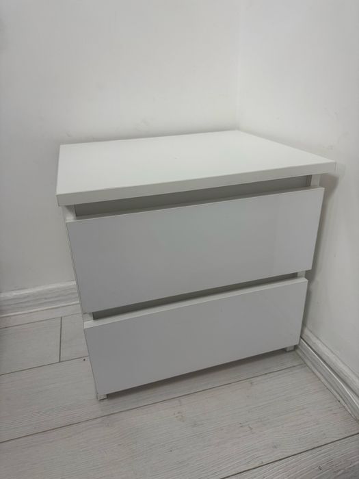 Noptiera alba 100 de lei
