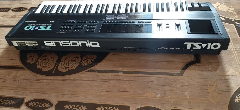 Ensoniq ts10 sotiladi.