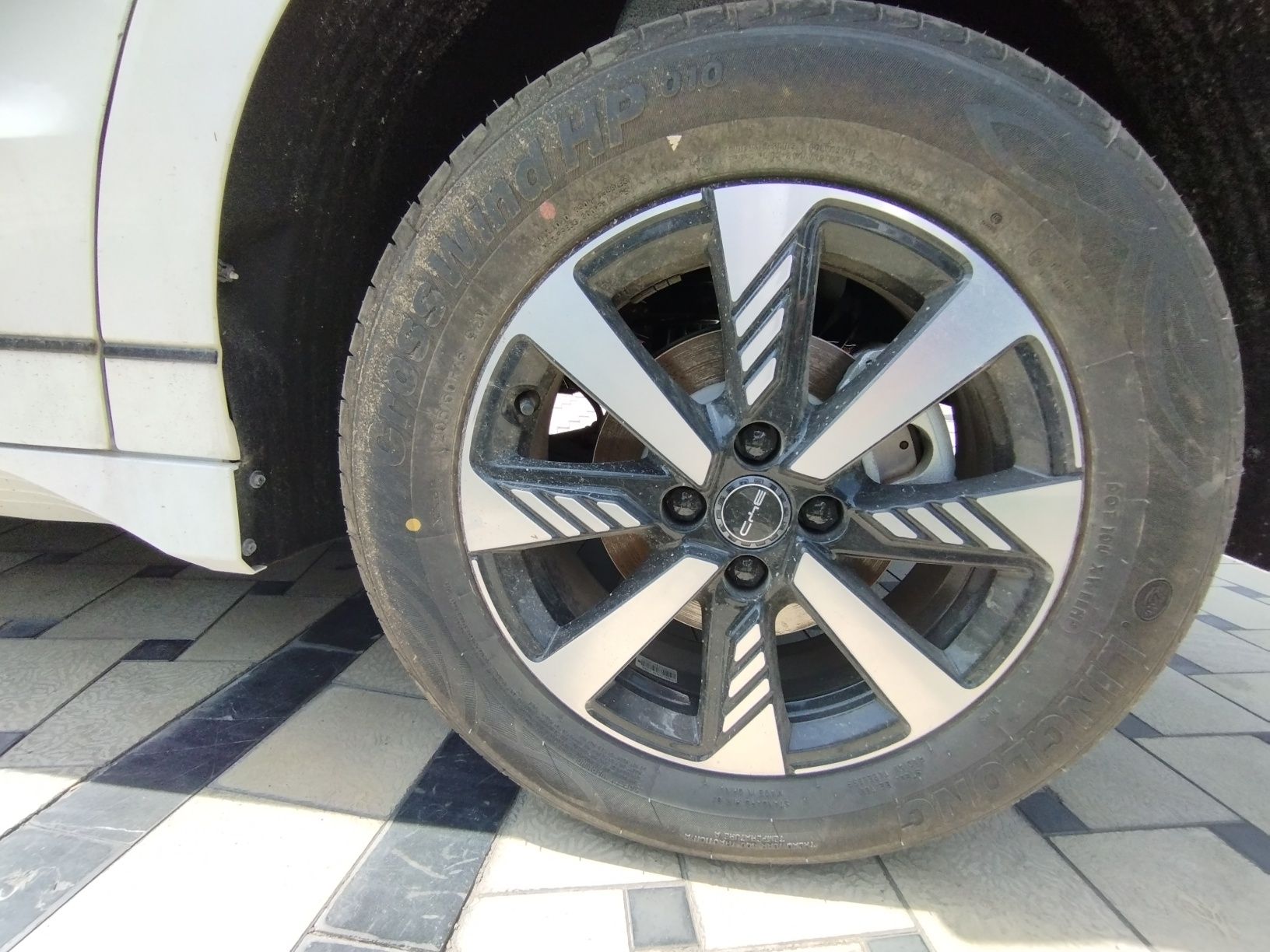 Byd e2 avtomobili sotuvda Andijon avtosalonida