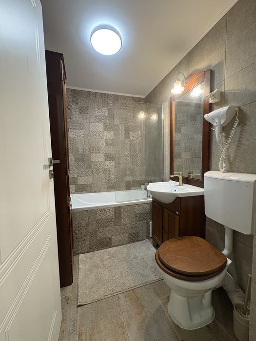 Apartament 2 camere modern, complet utilat si mobilat+loc de parcare