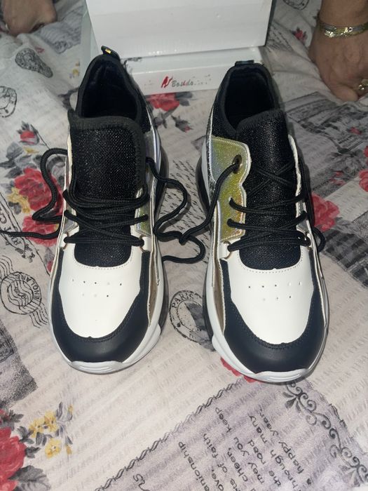 Маратонки чисто нови