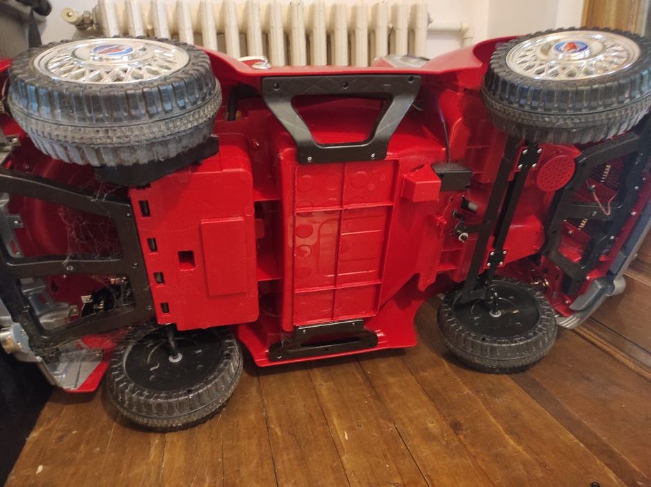 Mașina electrica pentru copii, necesita acumulator.