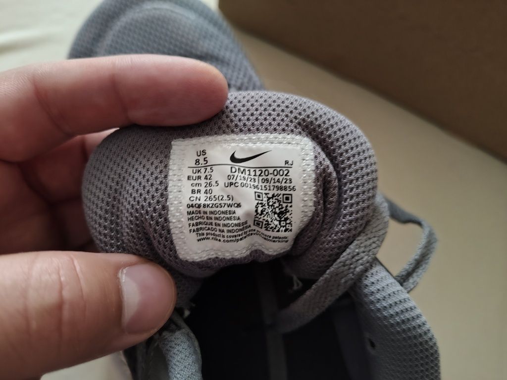 Nike legens essential 42