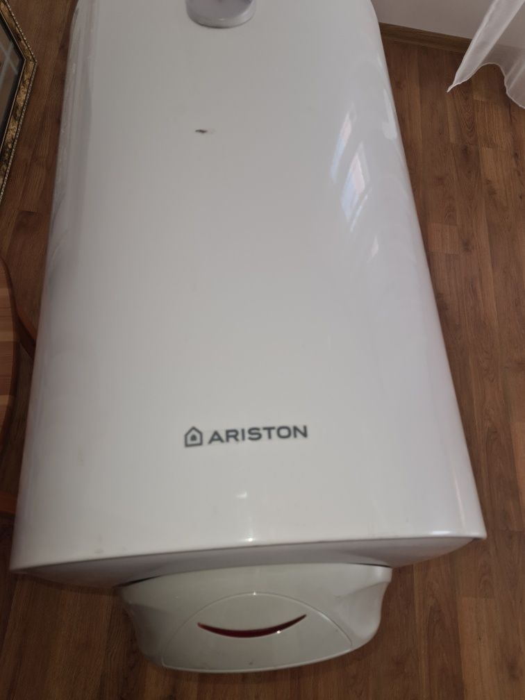 Vând  boiler electric Ariston - foarte puțin folosit.