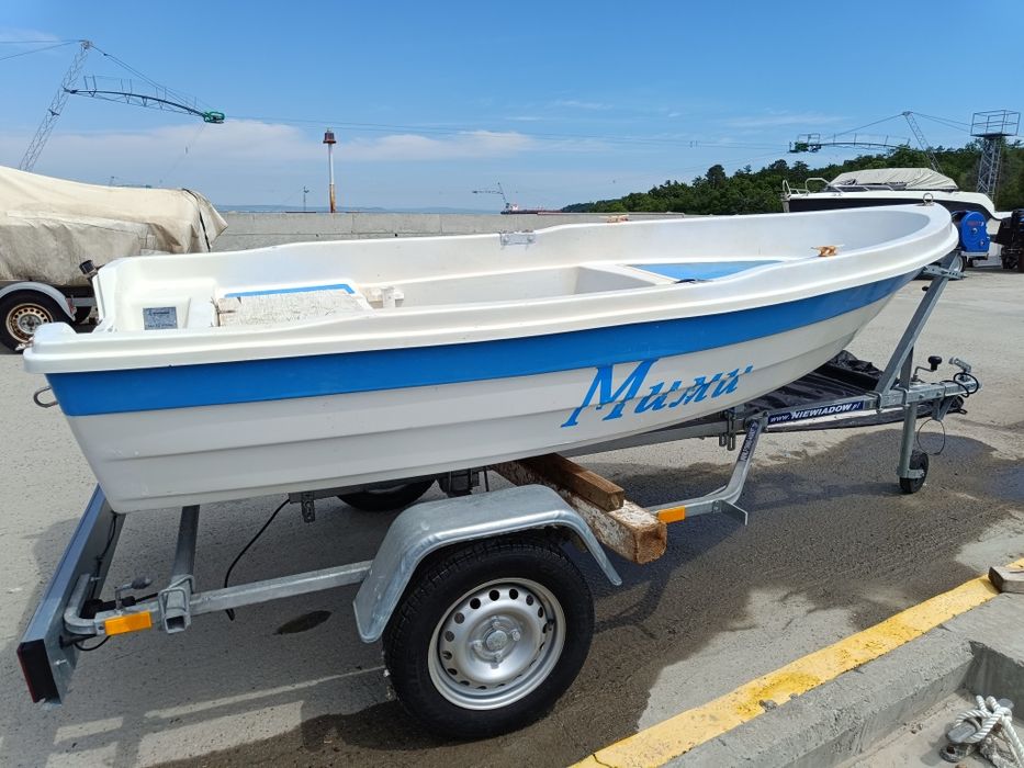 Лодка с чисто нов колесар, с регистрация и мотор