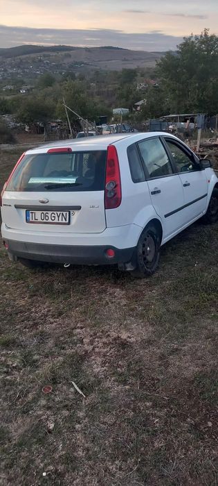 Vând ford fiesta
