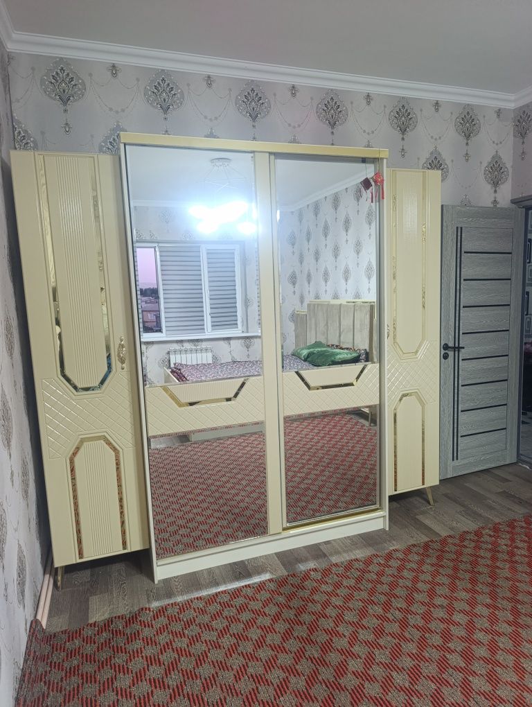 Спальни гарнитур сотилади