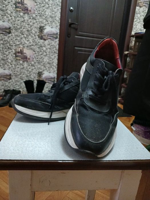 Продам мужские кроссовки