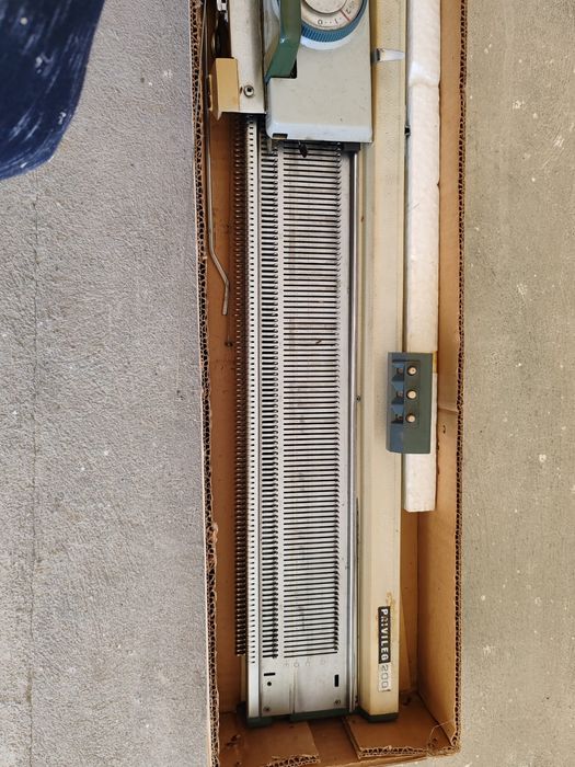 Vând mașina de tricotat Privileg 200