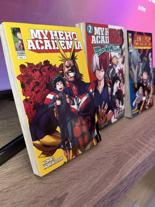 Продавам манги на attack on titan vol.3 , и my hero academia 5-те vola