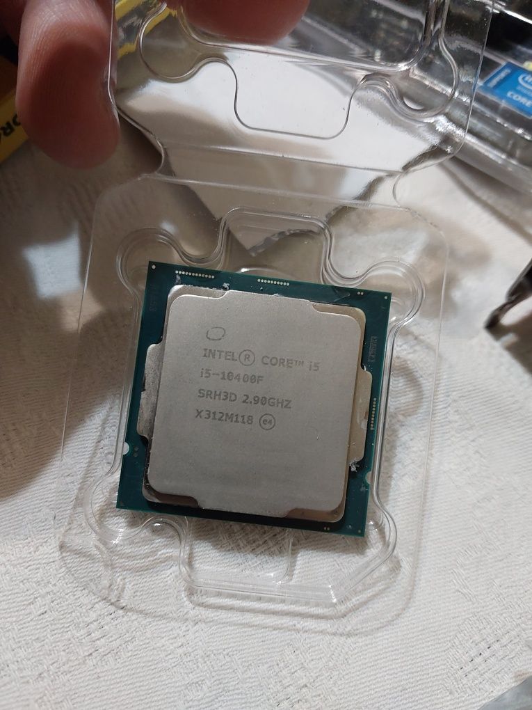 процесор intel core i5-10400F , LGA1200 6-ядрен, 12-треда